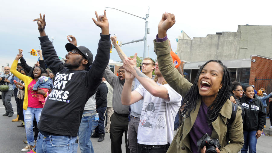 Name:  bal-bs-md-p1-ci-freddie-gray-celebration-fox-20150501.jpg
Views: 638
Size:  90.9 KB