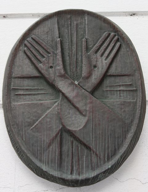 Name:  480px-Lienz_-_Fanziskanerkirche_-_Auenansicht_-_Hnde_mit_Stigmata.jpg
Views: 424
Size:  45.9 KB