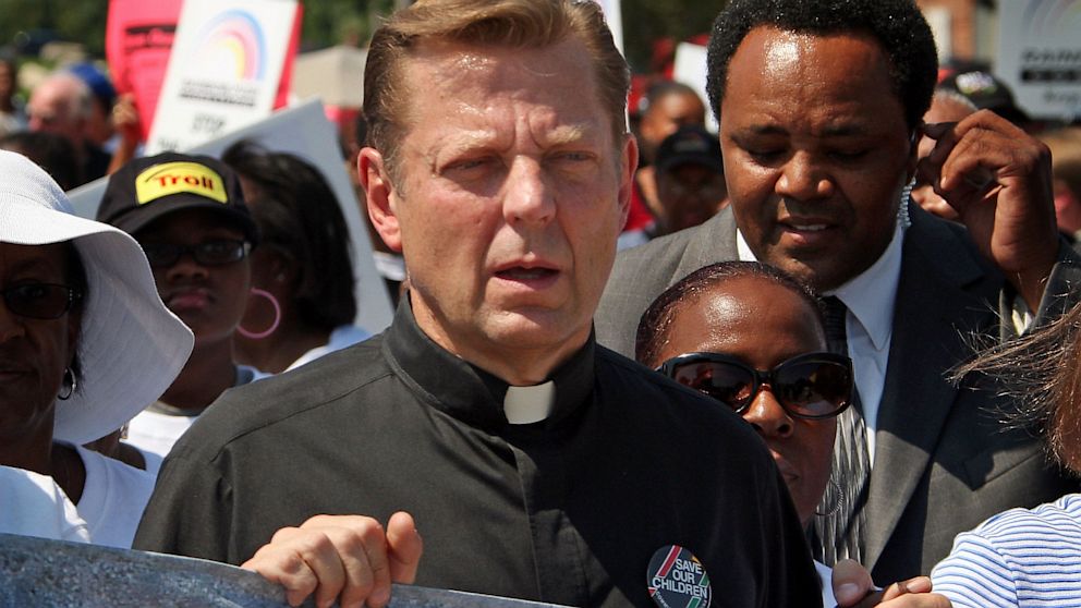 Name:  gty_81300719_father_pfleger_kb_130804_16x9_992.jpg
Views: 408
Size:  89.4 KB