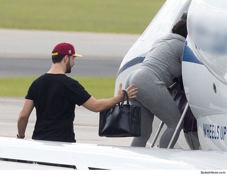 Name:  1118-serena-williams-alexis-ohanian-private-jet-splashnews-com-3.jpg
Views: 791
Size:  43.9 KB