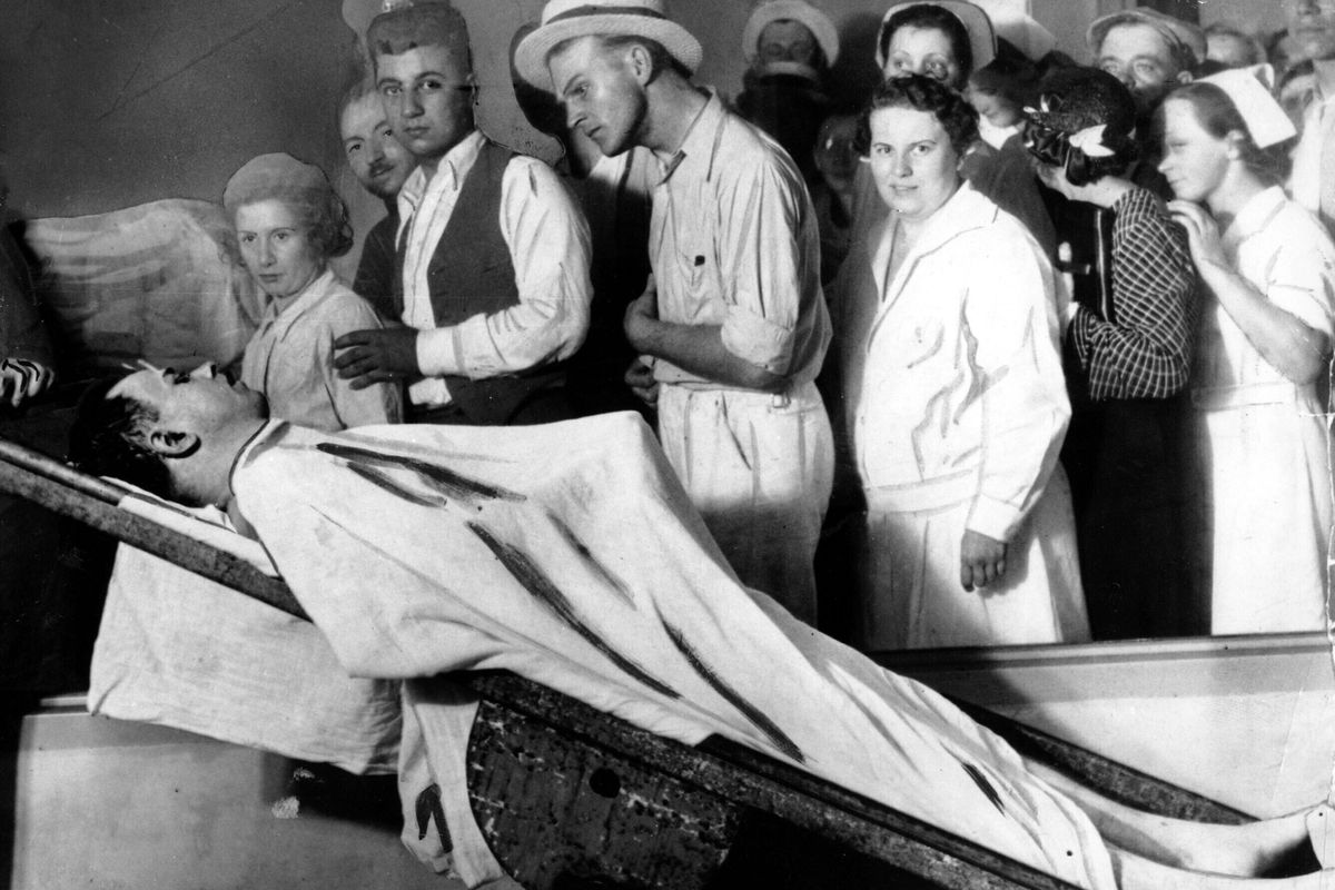 Name:  Dillingers_Body_Exhumation.0.jpg
Views: 6100
Size:  137.0 KB