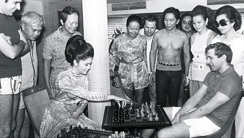 Name:  First-Lady-Imelda-playing-chess-with-Bobby-Fischer.jpg
Views: 350
Size:  69.4 KB