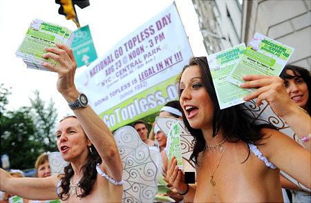 Name:  national-go-topless-day-new-york-central-park-11.jpg
Views: 7570
Size:  33.5 KB