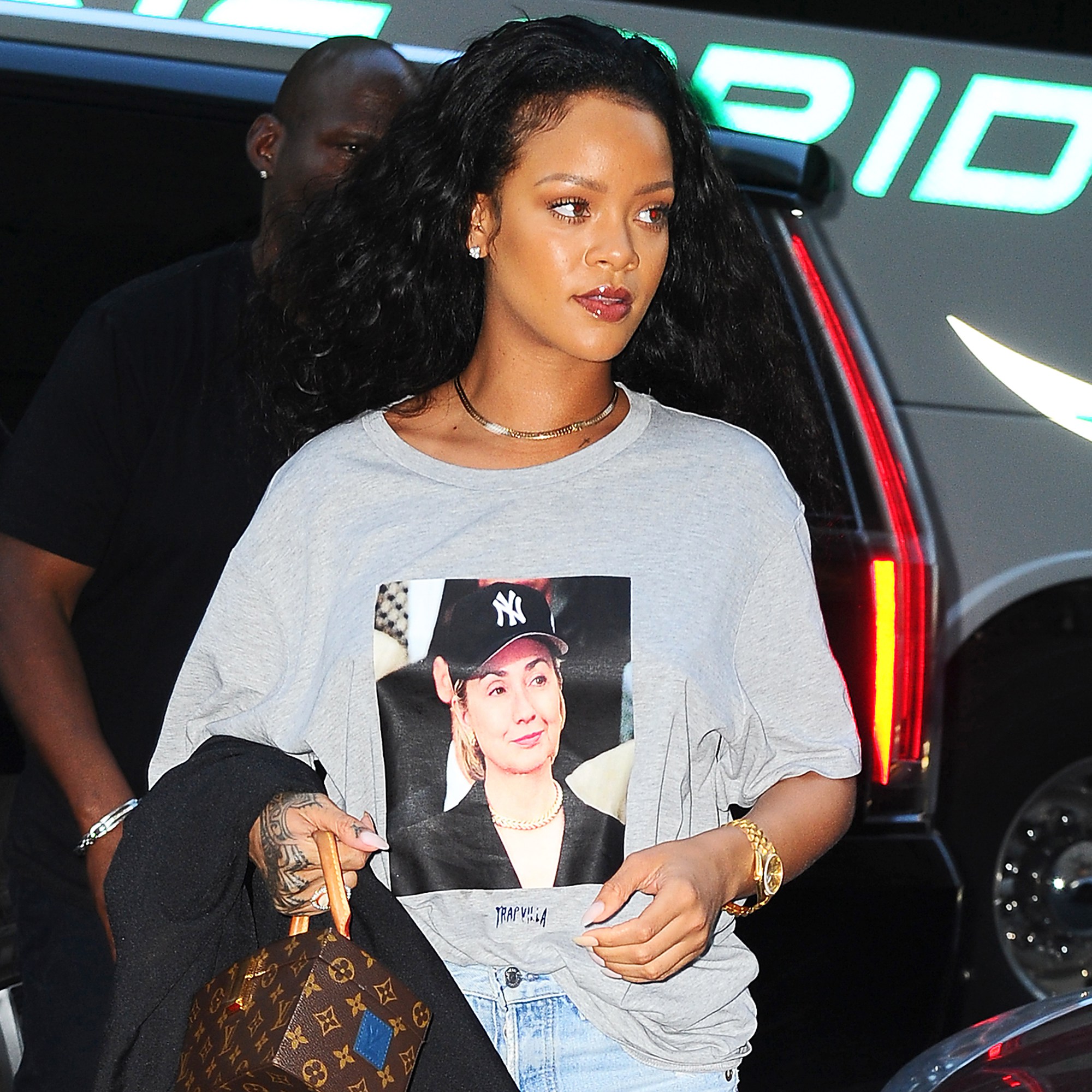 Name:  rihanna-hillary-shirt1.jpg
Views: 525
Size:  680.7 KB